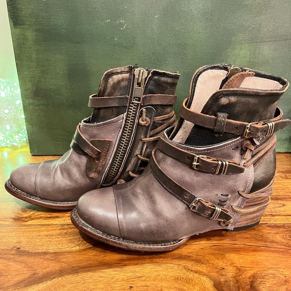 NEVER WORN Freebird Crue - Grey Multi - Size 7, **new without box**.